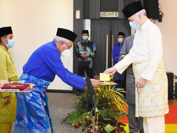 Sultan Nazrin berkenan menerima zakat perniagaan daripada Mahdzir pada majlis yang berlangsung di Ipoh hari ini.