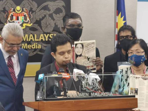 Afiq Luqman pada sidang akhbar di Parlimen bagi mendesak kerajaan menubuhkan inkues bagi menyiasat kes yang meragut nyawa ibunya, empat tahun lalu.