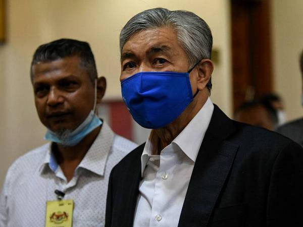 Bekas Timbalan Perdana Menteri Datuk Seri Dr Ahmad Zahid Hamidi (kanan) hadir pada hari pertama prosiding perbicaraan kesnya di Mahkamah Tinggi hari ini. - Foto Bernama