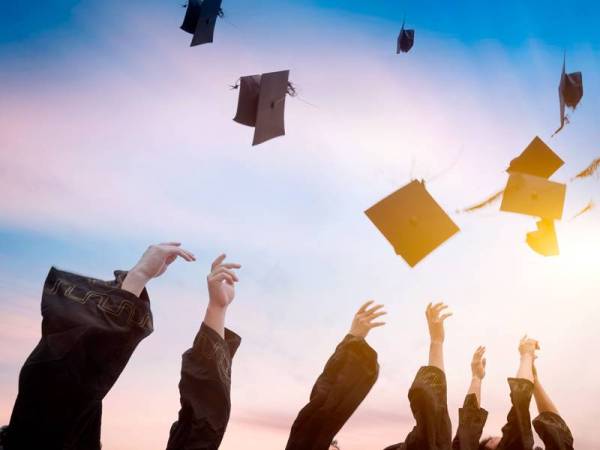 Kerajaan bersetuju mengurangkan kadar yuran asrama dan perkhidmatan universiti awam sehingga 15 peratus bagi meringankan beban kewangan pelajar serta ibu bapa akibat penularan wabak Covid-19.