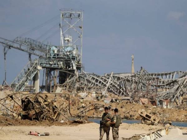 Antara sisa besi yang dikumpulkan dalam operasi pembersihan susulan letupan dahsyat di pelabuhan Beirut. - Foto: AFP