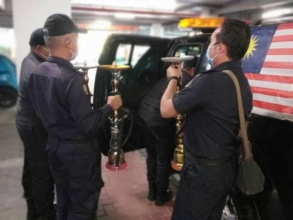 Anggota penguatkuasa menyita kafe tersebut termasuk barang-barang seperti shisha, meja, kerusi, monitor komputer, amplifier dan lain-lain.