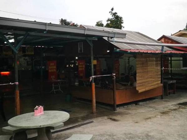 Suasana di Kedai Makan Corona Middle Village di Kampung Tengah Batu 13, Puchong.