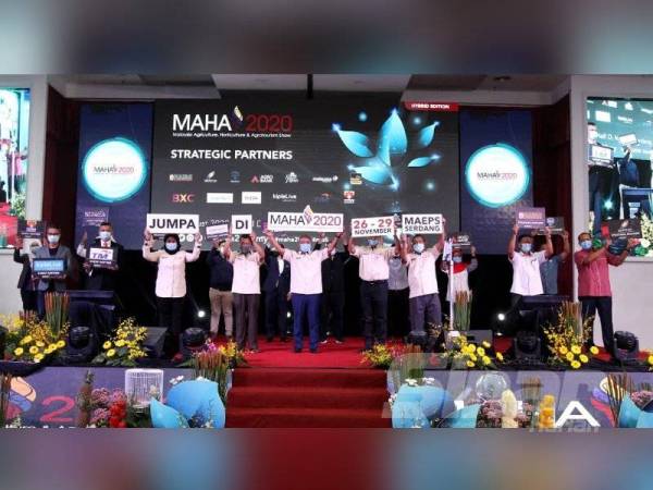 Ronald (tengah) bersama rakan strategik mengangkat plakad mempromosikan MAHA 2020 pada Majlis Pra Pelancaran MAHA 2020 di MAEPS Serdang semalam. - Foto Sinar Harian ASRIL ASWANDI SHUKOR