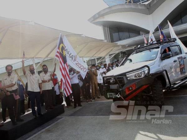 Ronald menyempurnakan acara pelepasan konvoi 20 kenderaan sempena sambutan Hari Kemerdekaan peringkat kementerian tersebut. - Foto Sinar Harian ASRIL ASWANDI SHUKOR