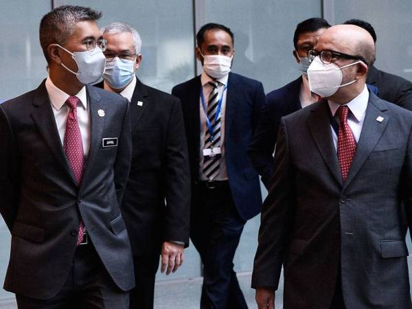 Tengku Zafrul (kiri) diiringi Pengerusi Suruhanjaya Sekuriti Malaysia, Datuk Syed Zaid Albar (kanan) ketika tiba pada majlis pelancaran Dana Penjana Nasional di Suruhanjaya Sekuriti Malaysia hari ini. - Foto Bernama