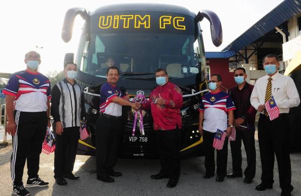 Prof Dr Azizan (tiga, kiri) bersama Ketua Timbalan Pendaftar Pejabat Pembangunan Infrastruktur dan Infrastruktur UiTM Shah Alam, Khairul Anuar A Rahim (empat, kanan) ketika simbolik penyerahan bas UiTM FC pada Majlis Perasmian Bas UiTM FC di Pusat Sukan UiTM Shah Alam hari ini. -Foto Bernama
