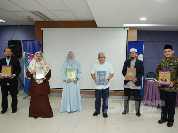Hussamuddin (tiga dari kiri) menyerahkan wakaf al-Quran kepada seorang wakil penerima semasa Majlis Penyerahan Bingkisan Wakaf Al-Quran Buat Ummah My #Qurantime di Kumpulan Karangkraf, Shah Alam semalam.Turut kelihatan, Marhaini (kanan). -Foto Sinar Harian MOHD IZARI ROSLI