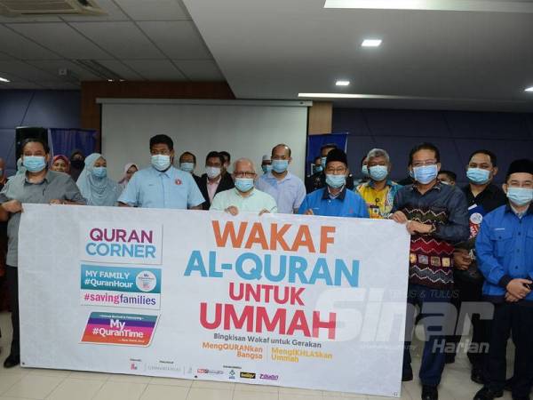 Hussamuddin (empat dari kiri) bergambar dengan penerima wakaf al-Quran semasa Majlis Penyerahan Bingkisan Wakaf Al-Quran Buat Ummah My #Qurantime semalam. Turut kelihatan, Marhaini (kanan). -Foto Sinar Harian MOHD IZARI ROSLI