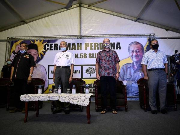 Dr Mahathir (dua dari kiri) dan Mukhriz (dua dari kanan) hadir pada program ceramah perdana untuk menyokong Calon Bebas Amir Khusyairi Mohamad Tanusi sempena PRK DUN Slim hari ini. - Foto Bernama