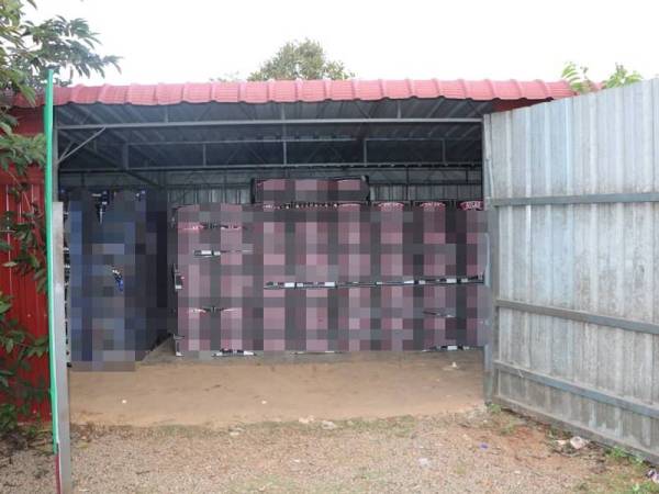 Polis merampas pelbagai jenis arak tidak bercukai bernilai RM1.95 juta dalam serbuan di sebuah premis di Kampung Kadut Segamat, Johor, semalam.