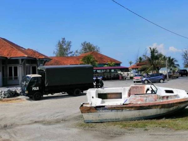 Kelihatan lori tahanan polis digunakan untuk menahan 16 Pati di Pantai Bagan Nakhoda Omar, semalam.