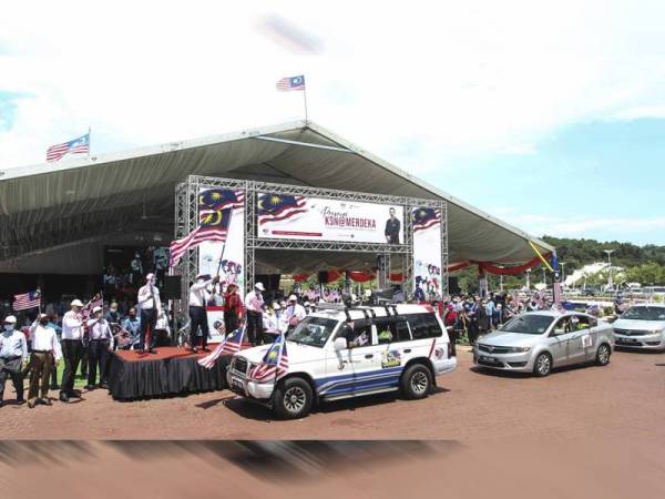 Mohd Zuki melepaskan kumpulan Konvoi Info on Wheels. - FOTO ASRIL ASWANDI SHUKOR