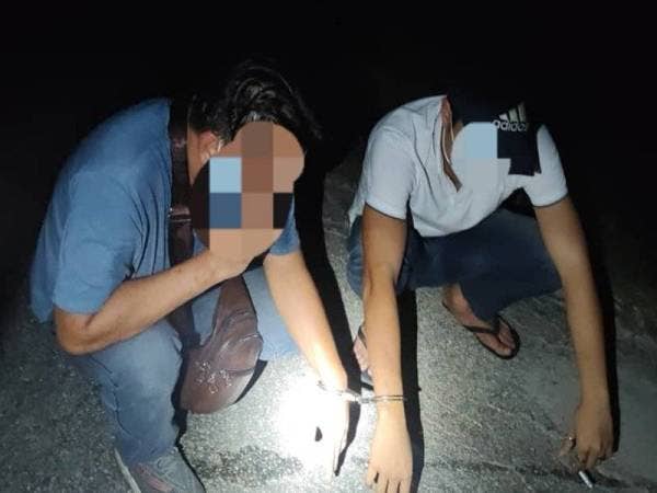 Dua tekong darat warga tempatan ditahan dalam operasi di Jalan Parit Changkat, Sabak Bernam kelmarin.