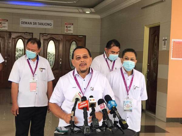 Abdul Ghani (tengah) mengharapkan peratusan keluar mengundi meningkat kepada 85 peratus.