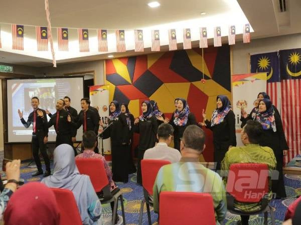 Pasukan koir i-LEAD bersemangat menyanyikan lagu-lagu patriotik.