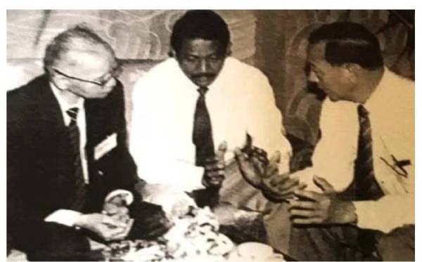 Rahim (tengah) berbincang dengan Chang Lin Yun (orang kanan Chin Peng). Foto sumber internet.