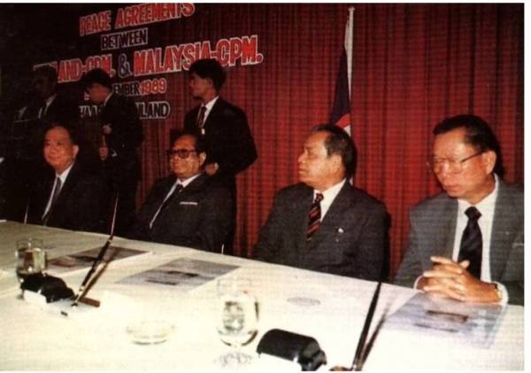 Chin Peng, Abdullah CD dan Rashid Maidin masa perjanjian damai ditandatangani. Foto sumber internet