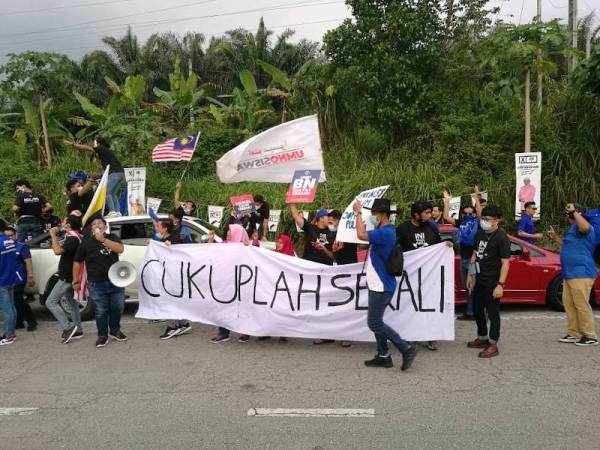 UMNO Siswa bersama Puteri UMNO mengadakan 'flash mob' sebagai sebahagian daripada kempen terakhir sempena PRK DUN Slim yang akan berakhir malam ini.