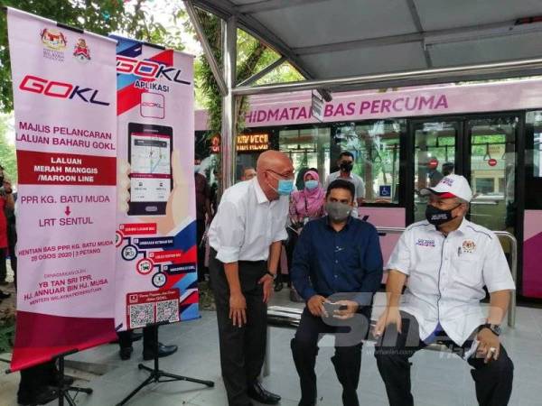 Annuar (kanan) bersama Dr Santhara (tengah) dan Nor Hisham pada Majlis Pelancaran Laluan Baharu Bas GoKL di Projek Perumahan Rakyat (PPR) Batu Muda hari ini.