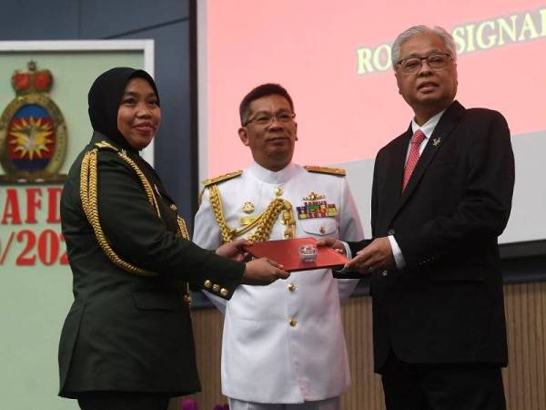 Ismail Sabri (kanan) menyampaikan Sijil Diploma kepada Leftenan Kolonel Suhaila Dahlan(kiri) dari Rejimen Semboyan Diraja pada Majlis Graduasi Kursus Maktab Pertahanan Angkatan Tentera (MPAT) Siri 40/2020 di Auditorium Utama, Puspahanas hari ini. - Foto Bernama