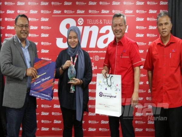 Dari kiri: Azmi, Farah, Razali dan Ahmad Fakaruddin bertukar-tukar cenderamata selepas sesi lawatan Ketengah ke Kumpulan Karangkraf, Shah Alam semalam.