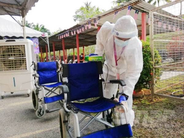 Proses sanitasi dijalankan di Pusat Mengundi Sekolah Kebangsaan (SK) Besout 5 sebagai satu langkah pencegahan wabak koronavirus (Covid-19) selari dengan prosedur operasi standard (SOP) bagi Pilihan Raya Kecil (PRK) yang dikeluarkan.