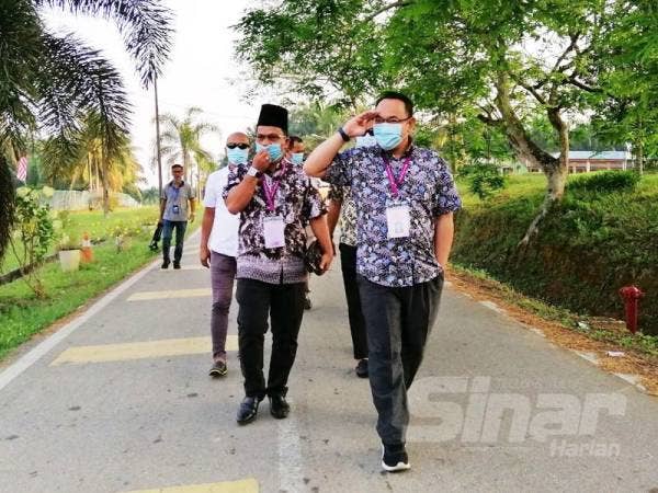 Calon Bebas menggunakan lambang pokok, Amir Khusyairi Mohamad Tanusi hadir bagi meninjau proses pengundian di Pusat Mengundi Sekolah Kebangsaan (SK) Besout 5, hari ini.