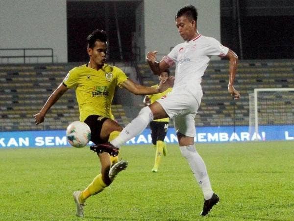 Pemain Perak Amirul Azhan Aznan (kiri) berebut bola dengan pemain Melaka United Khairul Anwar Shahrudin pada perlawanan Liga Super 2020 di Stadium Perak, Ipoh malam ini. - Foto Bernama