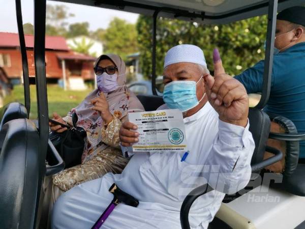 Sharudin bersama keluarganya menjadi individu pertama yang membuang undi di Pusat Mengundi SJKT Trolak hari ini.. 