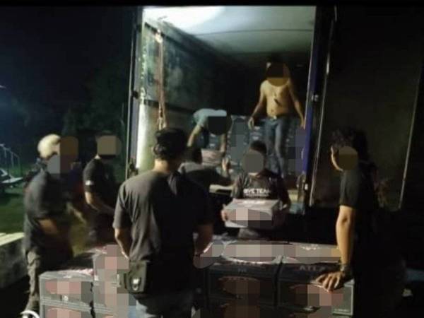 PGA merampas 373 kotak minuman keras seludup pelbagai jenama susulan penahanan sebuah lori di Klang, Selangor, kelmarin.