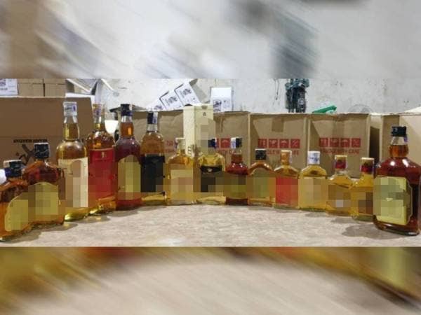 Polis menumpaskan sindiket pemprosesan dan penyeludupan minuman keras menerusi Ops Methanol di sekitar Klang, Rabu lalu.