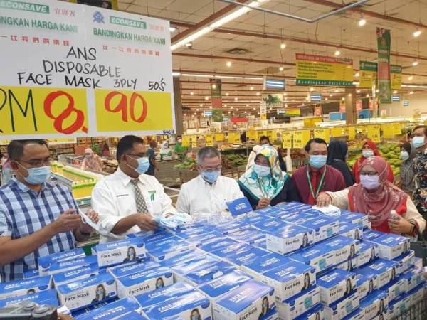 Adham (tiga dari kiri) melihat pelitup muka selepas Majlis Penyerahan Pelitup Muka Kepada Pertubuhan Gabungan Tahfiz Negeri Johor dan Pelancaran Harga Istimewa Pelitup Muka di Econsave Cash & Carry Sdn Bhd kepada Gabungan Tahfiz Johor di Econsave Kota Tinggi hari ini.