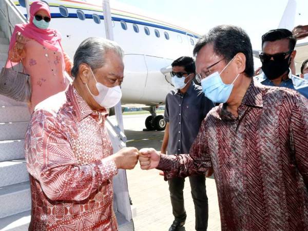 Perdana Menteri Tan Sri Muhyiddin Yassin disambut Ketua Menteri Sabah Datuk Seri Mohd Shafie Apdal sebaik tiba di Lapangan Terbang Antarabangsa Dua Kota Kinabalu bagi lawatan kerja bermula hari ini. - Foto Bernama