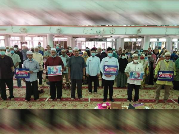 Mohd Rozamli (depan, empat dari kiri), Ahmad Tarmizie (depan, dua dari kanan) dan Fazrul (empat dari kanan) bersama sebahagian jemaah yang mengikuti program My#QuranTime di Masjid Saidina Umar al Khattab,Taman Cenderawasih.