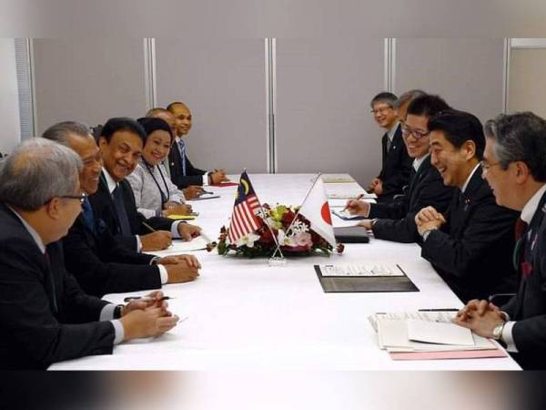 Muhyiddin (Timbalan Perdana Menteri ketika itu) mengadakan perbincangan dua hala dengan Shinzo Abe (dua dari kanan) ketika menghadiri Persidangan Dunia Pertubuhan Bangsa-bangsa Bersatu kali ketiga mengenai Pengurangan Risiko Bencana di Sendai, Jepun pada 16 Mac 2015 -Foto Bernama