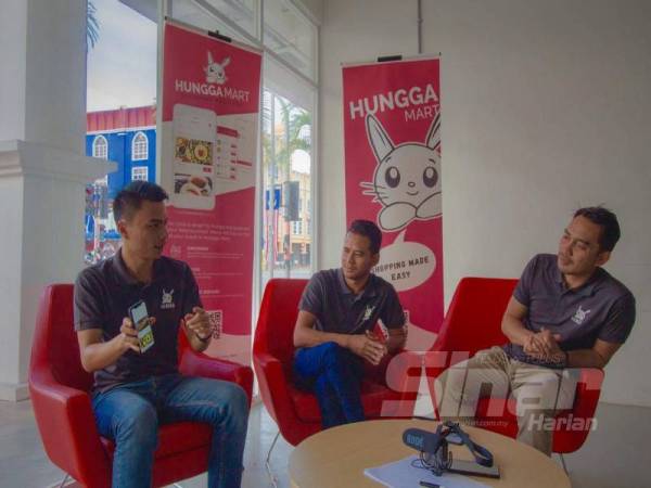 Md Saifudaullah (tengah) bersama dua rakan niaganya, Zunaidi (kanan) dan Mohd Tajul Asri. 