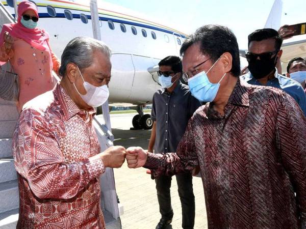 Muhyiddin disambut Ketua Mohd Shafie sebaik tiba di Lapangan Terbang Antarabangsa Dua Kota Kinabalu bagi lawatan kerja bermula hari ini. - Foto Bernama