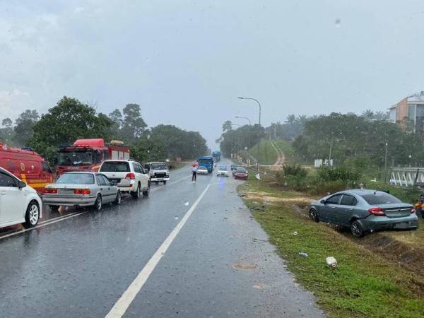 Dua kenderaan terlibat dalam kemalangan di Kilometer 16, Jalan Kota Tinggi - Kulai, Kota Tinggi hari ini.
