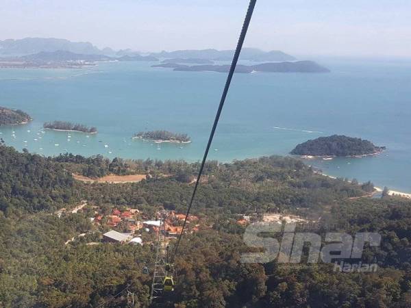 Cadangan melantik kontraktor pembersihan pantai di enam pulau sekitar Langkawi bagi memastikan lokasi yang sering menjadi lokasi tumpuan pelancong berada dalam keadaan bersih. Gambar hiasan. - FOTO SITI SHAHROSAMIRAH SHAHARMAN
