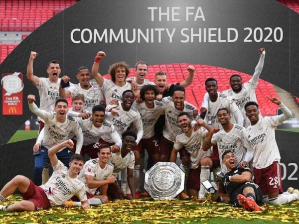 Pemain Arsenal meraikan kejayaan menjulang Perisai Komuniti setelah mengatasi Liverpool di Stadium Wembley pagi tadi.