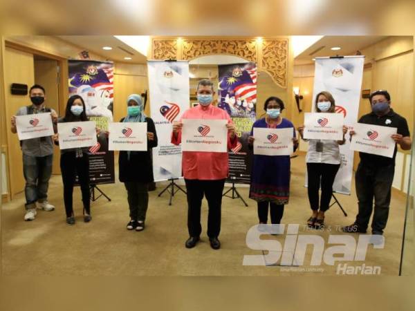 Saifuddin mengajak rakyat Malaysia menyemarakkan sambutan Hari Kebangsaan menerusi perkongsian foto-foto ekspresi kemerdekaan di platform media sosial yang disertakan dengan tanda pagar #MomenNegaraku. - FOTO ASRIL ASWANDI SHUKOR