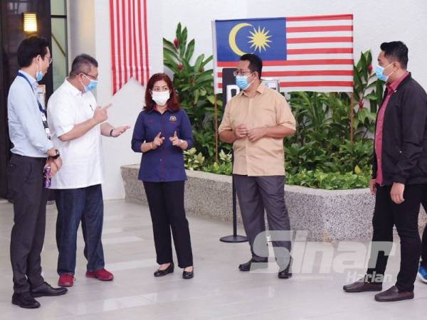 Ketua Setiausaha KKMM, Datuk Suriani Ahmad (tengah) memberi penerangan kepada Saifuddin (dua dari kiri) mengenai persiapan dan raptai Sambutan Hari Kebangsaan pada tahun ini yang akan berlangsung di Putrajaya. - FOTO ASRIL ASWANDI SHUKOR
