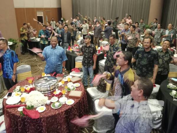 Warga kerja menyanyikan lagu patriotik ketika majlis penyampaian hadiah Pertandingan Mencipta Video Pendek Merdeka KDEB Waste Management 2020 di Acapella Suite Hotel, kelmarin.