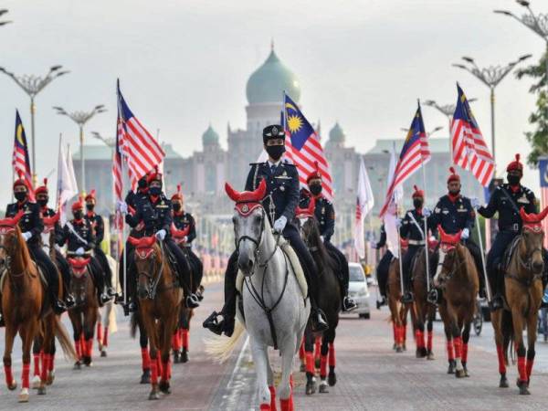 Komandan Unit Berkuda FRU, Noor Hidayah Damanhoori memimpin pasukannya semasa Perarakan Pasukan Berkuda Perkhidmatan Awam di Jambatan Putra hari ini. - Foto Bernama