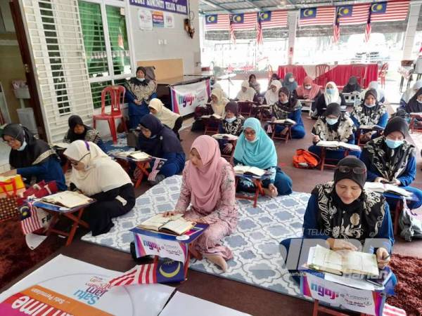 Peserta menjayakan Malaysia #QuranHour di Rumah Ngaji Komuniti Teluk Muroh hari ini.