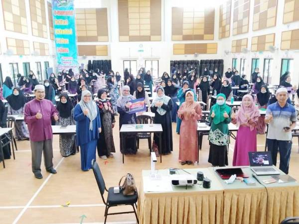 Mohd Rozamli (depan, kiri) bersama guru dan pelajar yang menyertai Malaysia #QuranHour peringkat sekolah yang berlangsung di Dewan Afzan, SMK Tengku Afzan, Kuantan hari ini.
