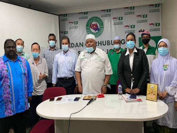 Abdullah (tengah) hadir merasmikan Konvensyen Dewan Himpunan Pendukung Pas (DHPP) Johor di Pejabat Pas Bandar Baru Uda, hari ini.