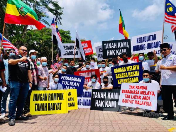 Sebahagian peserta perhimpunan aman di pekarangan Taman Kerang, Kuantan hari ini. 