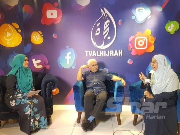 Marhaini (kanan) dan Pengasas WUIF, Datuk Dr Hussamuddin Yaacub ditemu bual personaliti TV Alhijrah, Widad Hanan di Studio TV Alhijrah, Kuala Lumpur. -Foto ROSLI TALIB 